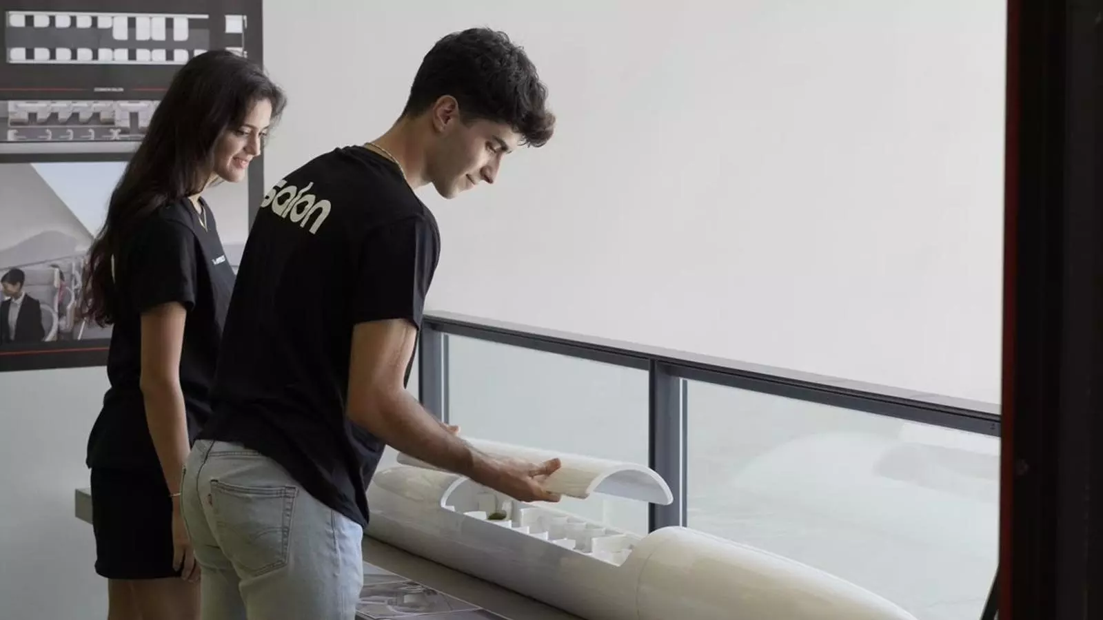 Alumnes amb la maqueta del projecte.