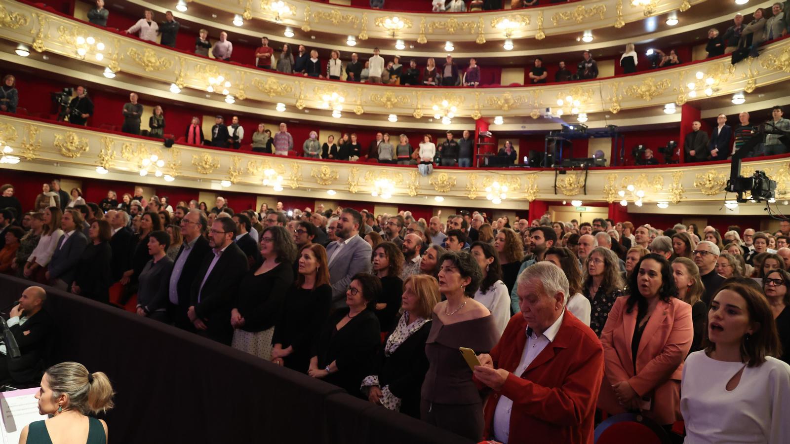 Públic cantant La Balanguera durant els Premis 31 de Desembre al Teatre Principal de Palma.