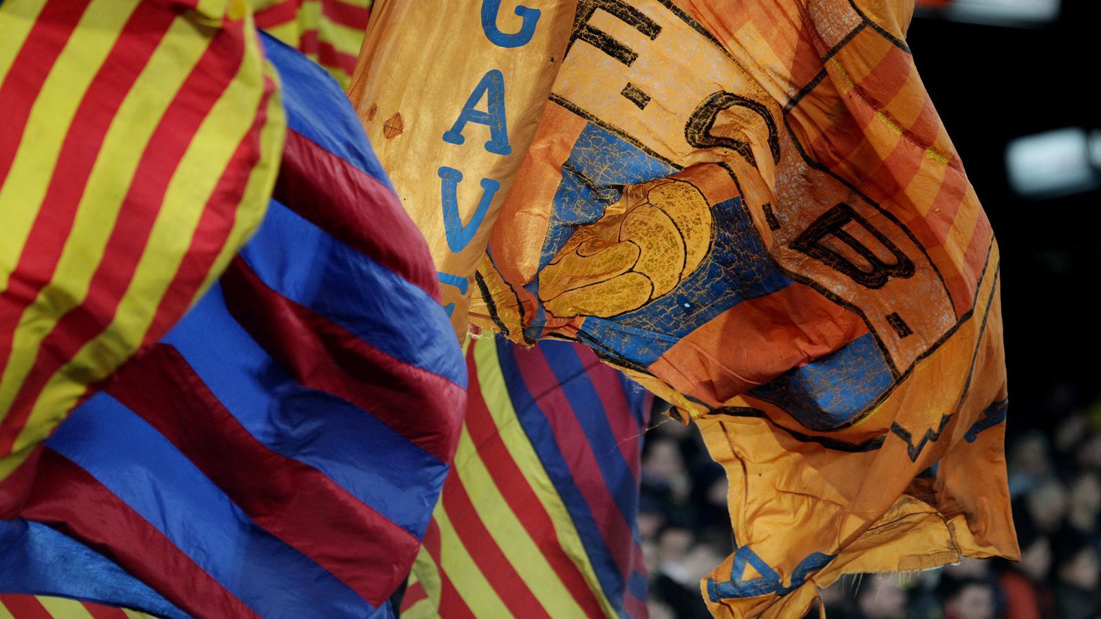 Banderes del Barça onegen a les graderies del Camp Nou en el partit contra el Llevant. L'afició blaugrana viu eufòrica en una època de títols.