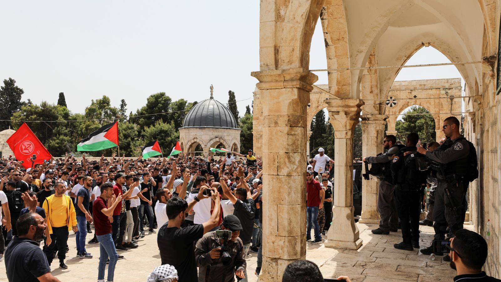 Members of the Israeli security forces in front of Palestinian demonstrators at the Esplanade of the Mosques on Friday