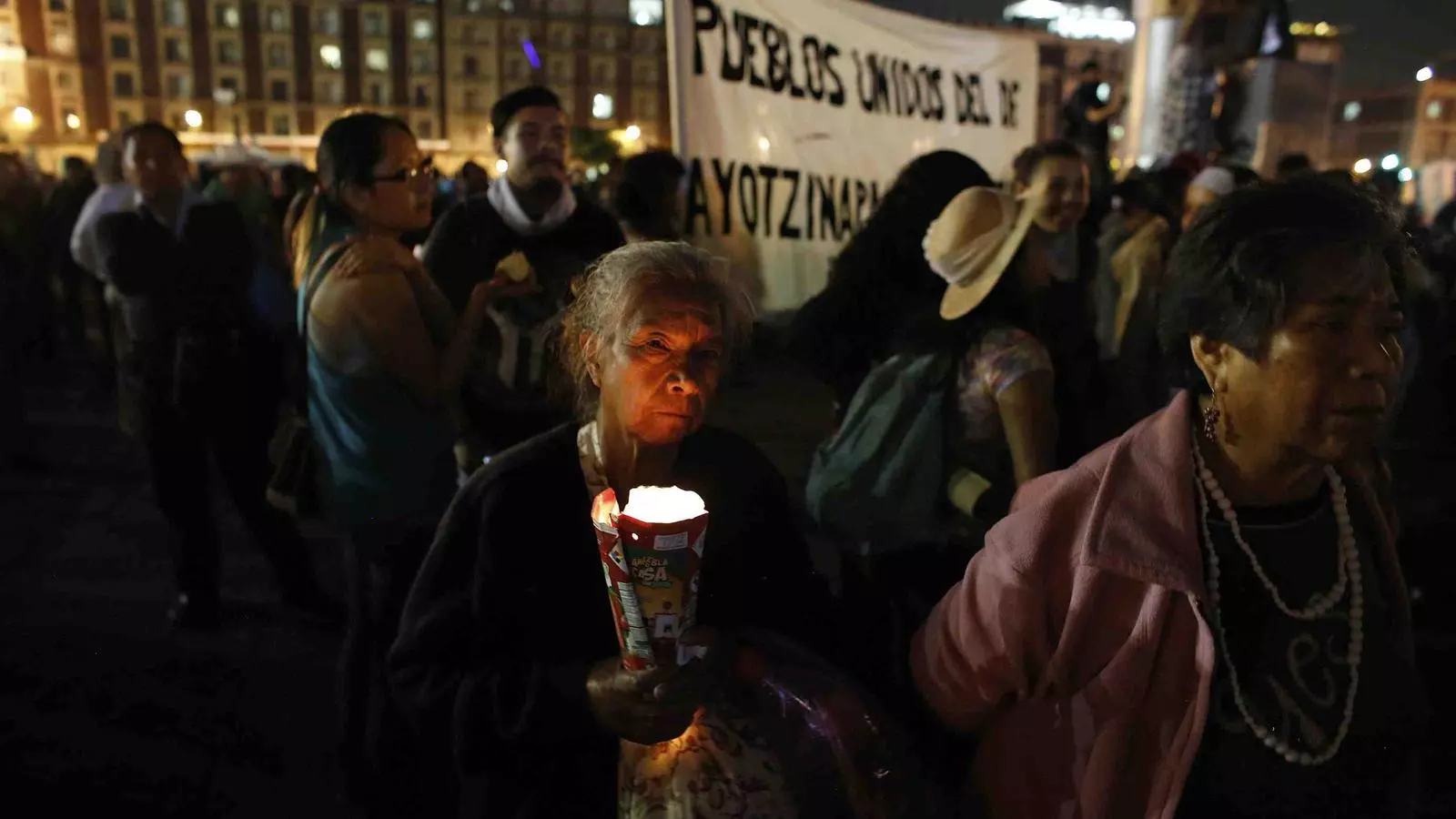 Milers de persones marxen a la capital de Mèxic reclamant justícia per als 43 estudiants desapareguts. TOMÁS BRAVO / REUTERS