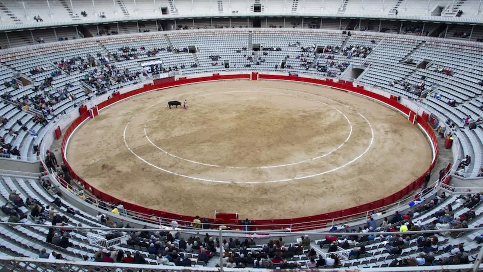 La Monumental, gairebé buida, en la primera corrida de l'última temporada / JORDI PIZARRO