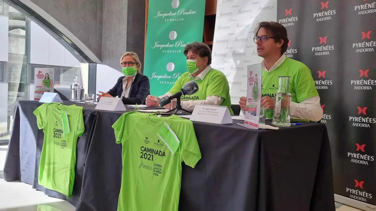 El president d'Assandca, Josep Saravia, el director de màrqueting i digitalització del grup Pyrénées, Àngel Alonso, i la vicepresidenta Fundació Jacqueline Pradère, Cristina Urbiola, durant la presentació de la caminada contra el càncer.