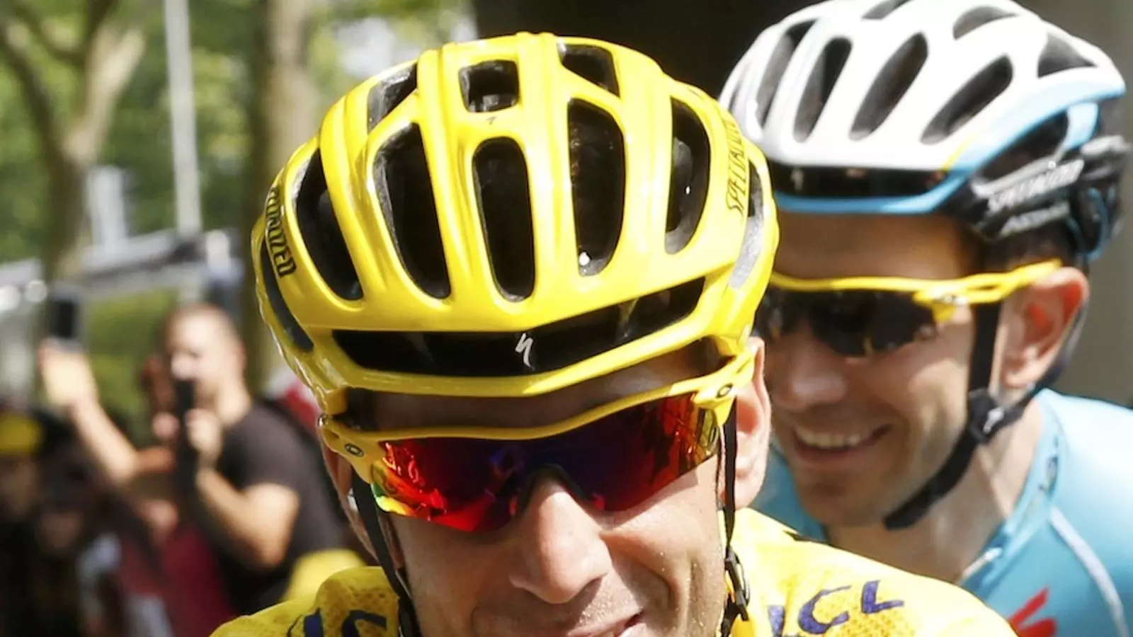 Vincenzo Nibali celebra el triomf a París / JEAN-PAUL PELISSIER / REUTERS
