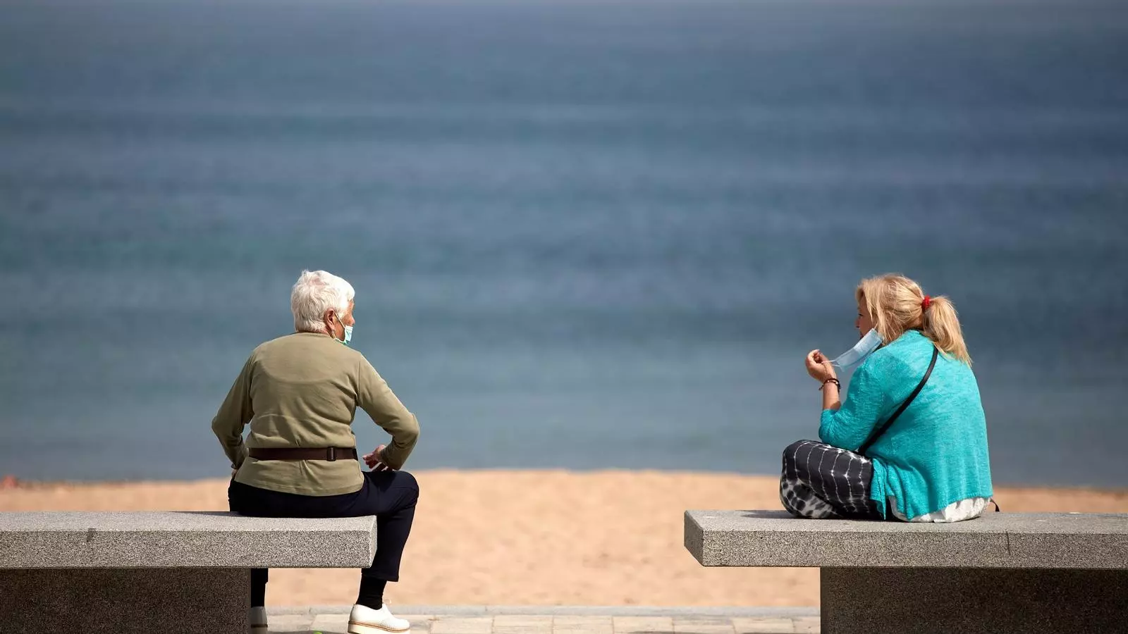Dues dones parlant al passeig marítim de l'Escala (Alt Empordà) el dijous passat.
