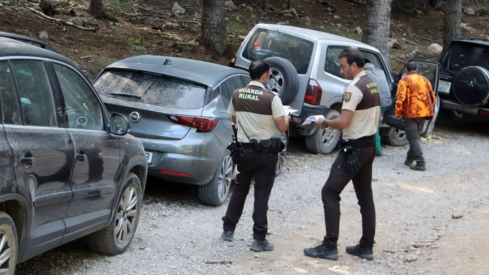 Guardes rurals multant vehicles mal aparcats en una pista del PN Cadí-Moixeró