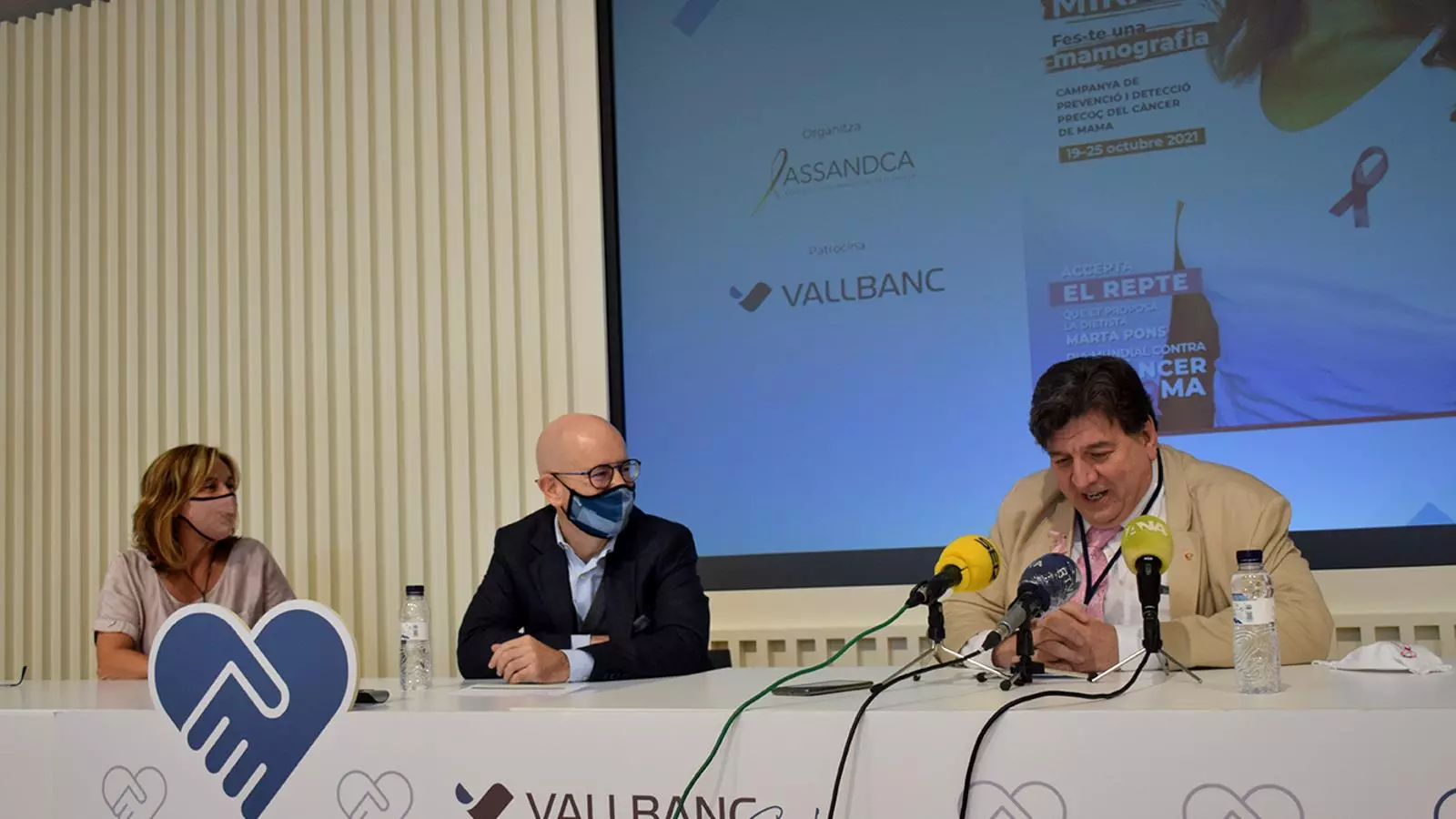 La dietista Marta Pons; Sergi Martín, director general de negoci de Vall Banc, i el president d'Assandca, Josep Saravia, durant la roda de premsa.