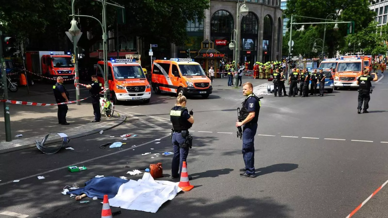 Un cotxe xoca contra un grup de persones a Tauentzien Strasse, prop de l'església Kaiser Wilhelm Gedaedtniskirche de Berlín, Alemanya