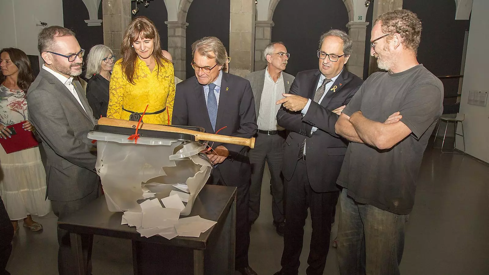 01. La consellera Laura Borràs, Artur Mas, el president Quim Torra i l’artista Frank Aleu. 02. Lluís Llach a la inauguració.