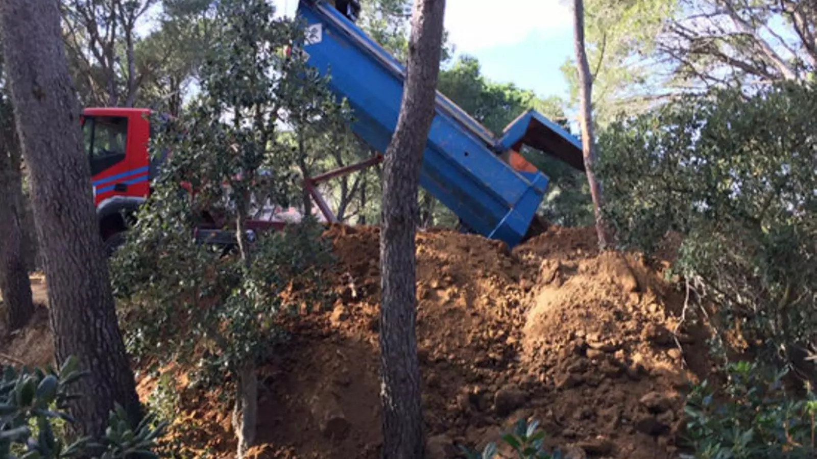 Imatge cedida per SOS Costa Brava amb un camió abocant terres a la muntanya de Sant Sebastià de Palafrugell
