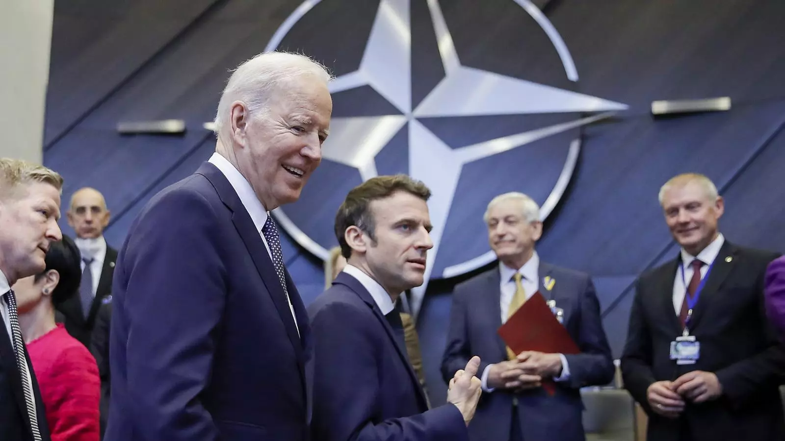 Emmanuel Macron con Joe Biden durante una cumbre de la OTAN sobre Ucrania.