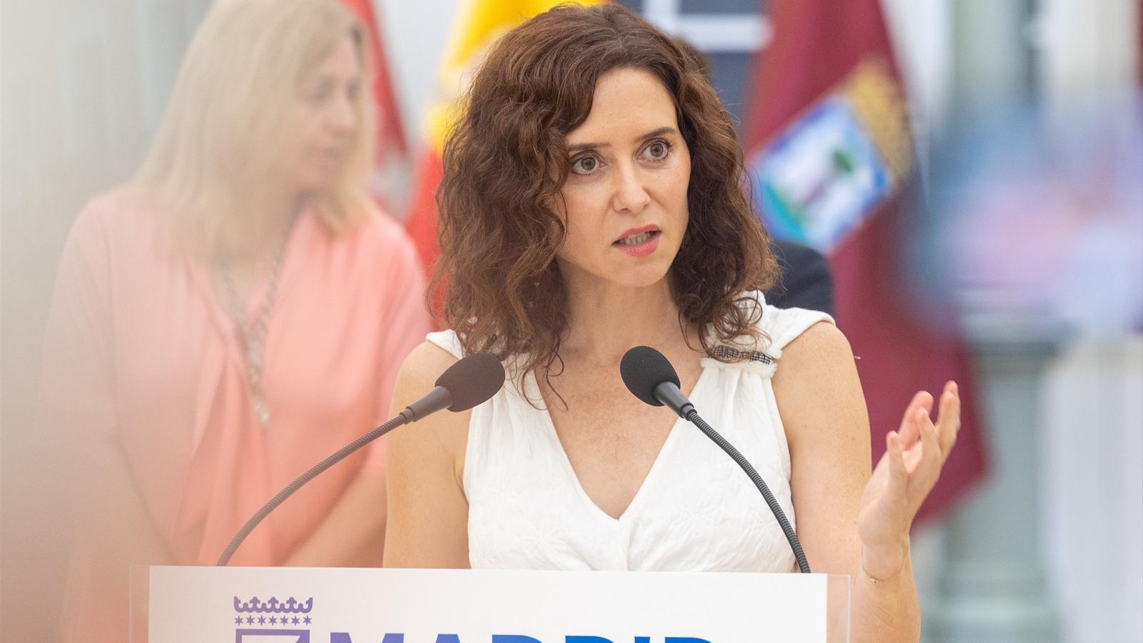 Isabel Díaz Ayuso atiende a los medios de comunicación después de entregar las Palomas de Bronce de Bomberos de Madrid 2026