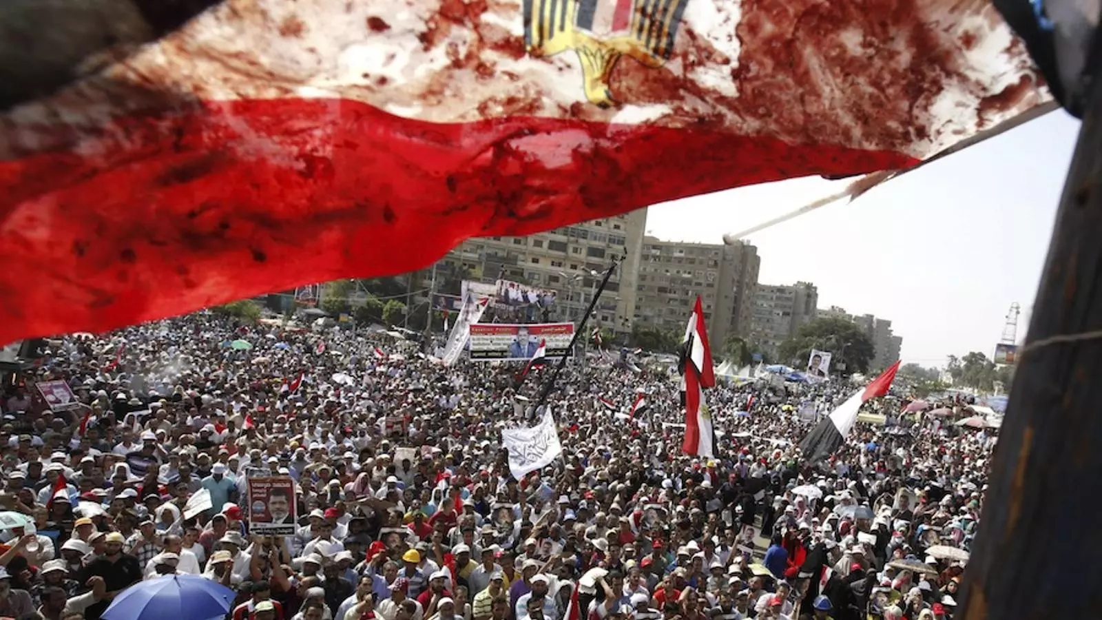 Protestes multitudinàries al Caire a favor de Mursi després de la mort d'almenys 51 islamistes. REUTERS