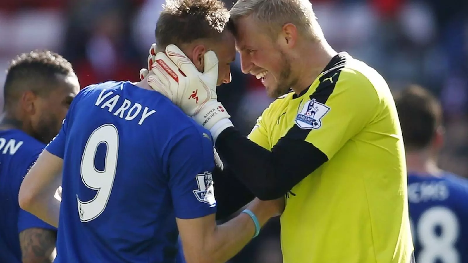 Kasper Schmeichel celebra la victòria contra el Sunderland amb Jamie Vardy, l'home del partit amb dos gols