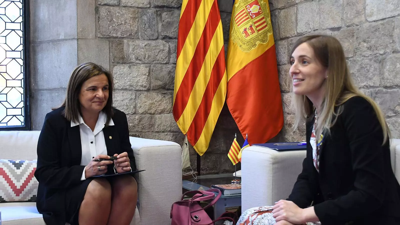 Un moment de la trobada entre la ministra d'Administracions Públiques i Participació Ciutadana, Trini Marín, i la consellera d'Acció Exterior i Transparència de la Generalitat de Catalunya, Victòria Alsina.