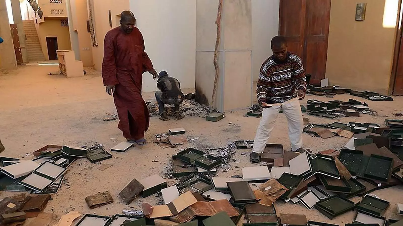 01. Uns homes recuperen manuscrits fets malbé en l’incendi de l’Institut Ahmed Baba de Tombouctou, el gener del 2013. 02. Al-Mahdi, davant del tribunal de l’Haia.