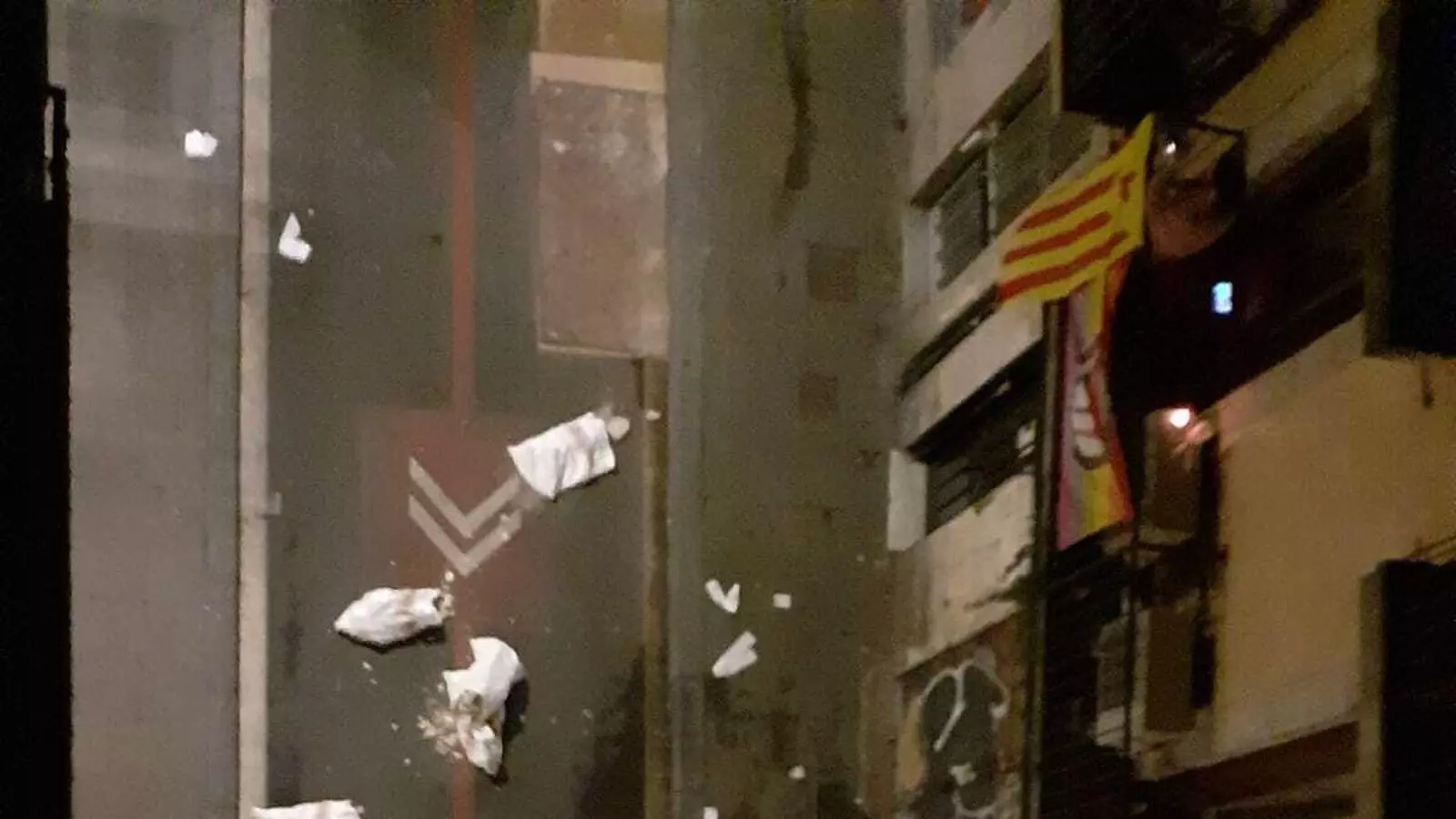 Sacs de runa, com a protesta, al mig del carrer