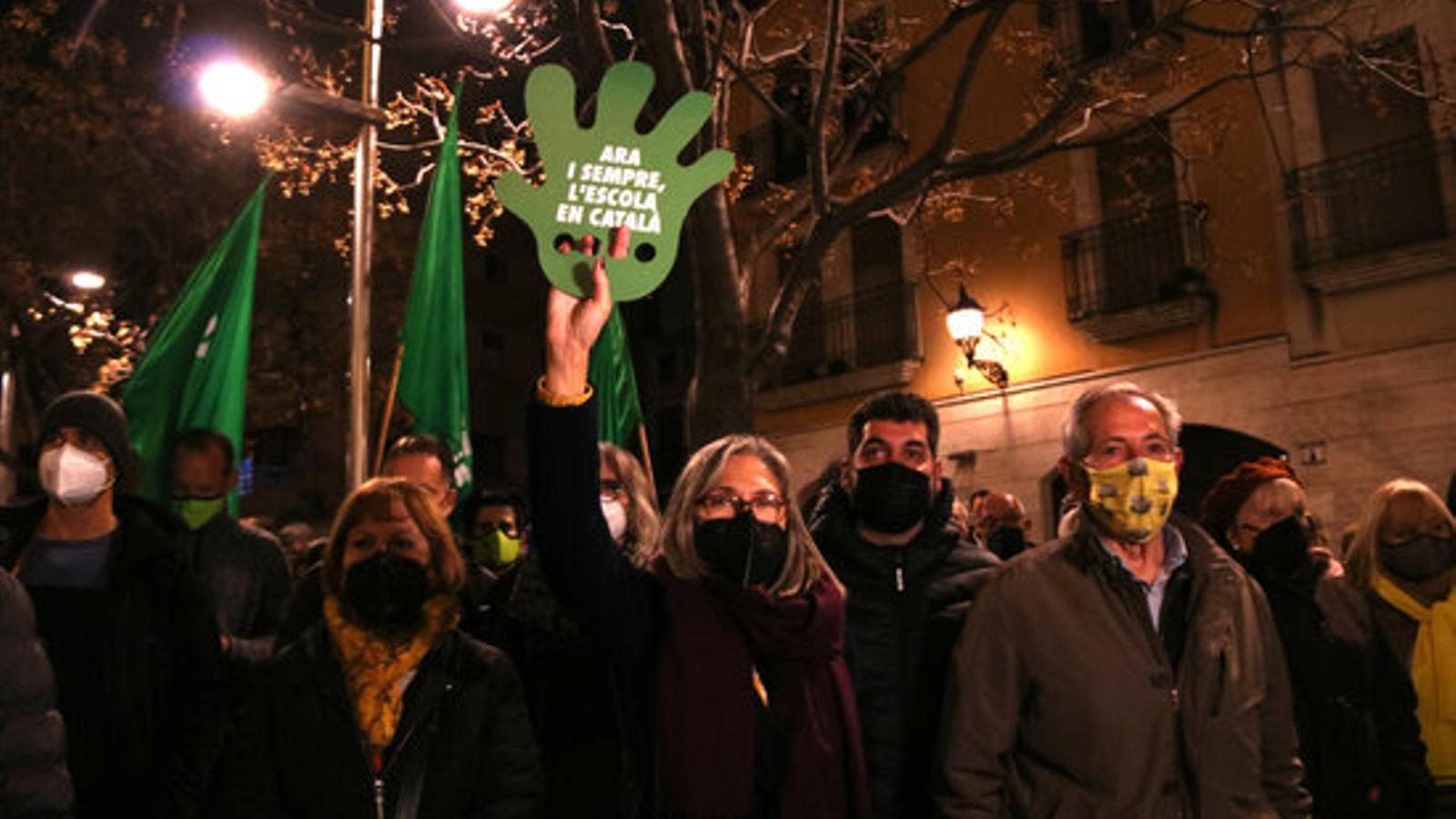 Manifestants amb un cartell a favor de l'escola en català en la protesta contra la sentència del TSJC que fixa l'obligatorietat d'impartir el 25% de les classes en castellà a Vila-seca.