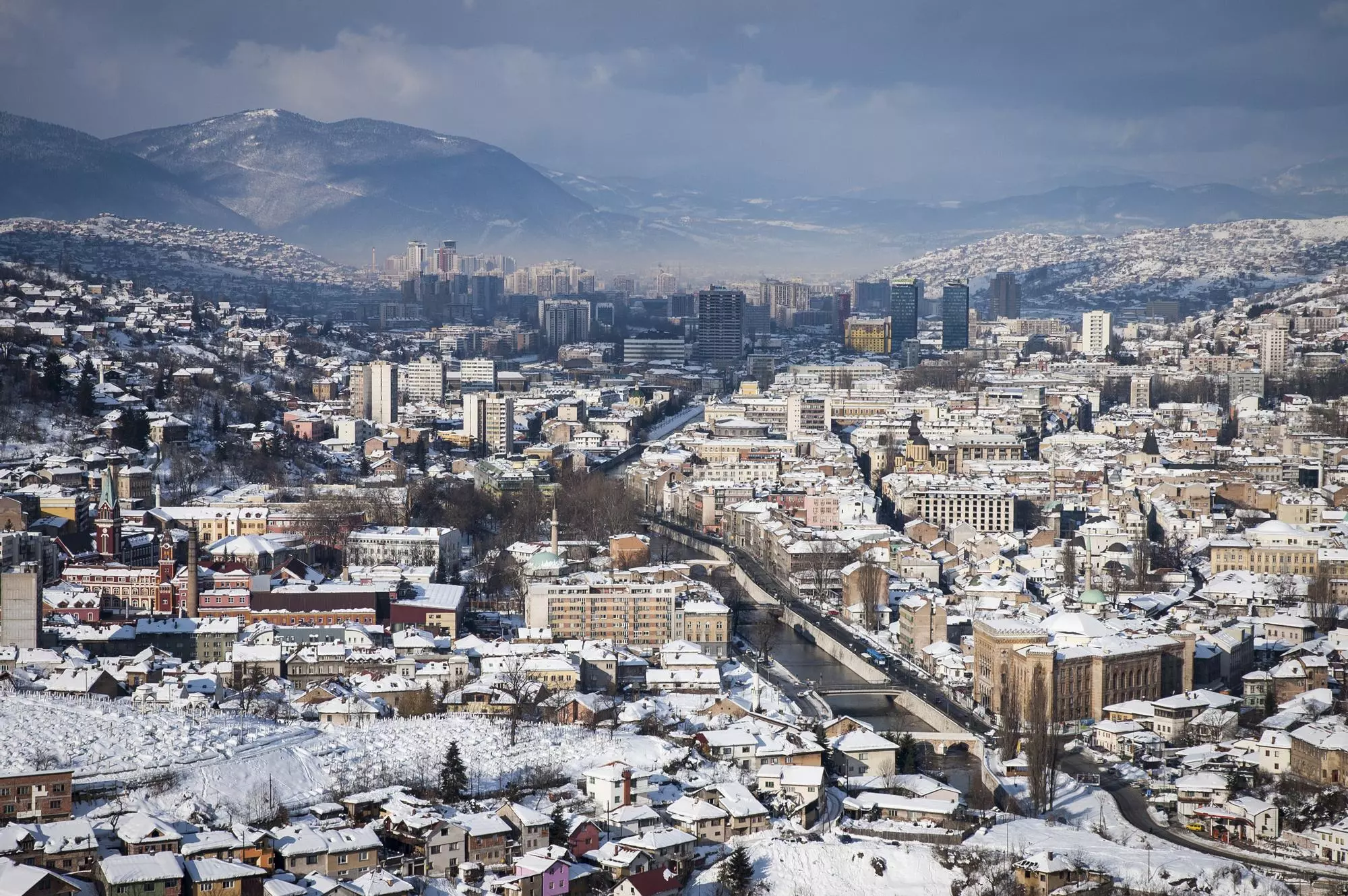 Vista de la ciutat de Sarajevo a l'hivern
