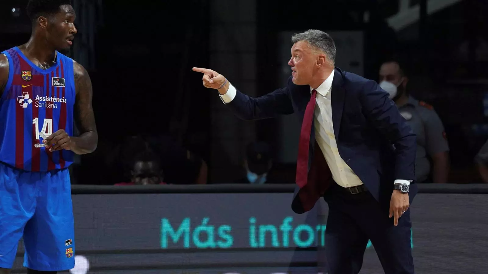 Nigel Hayes-Davis i Sarunas Jasikevicius durant la Supercopa Endesa.