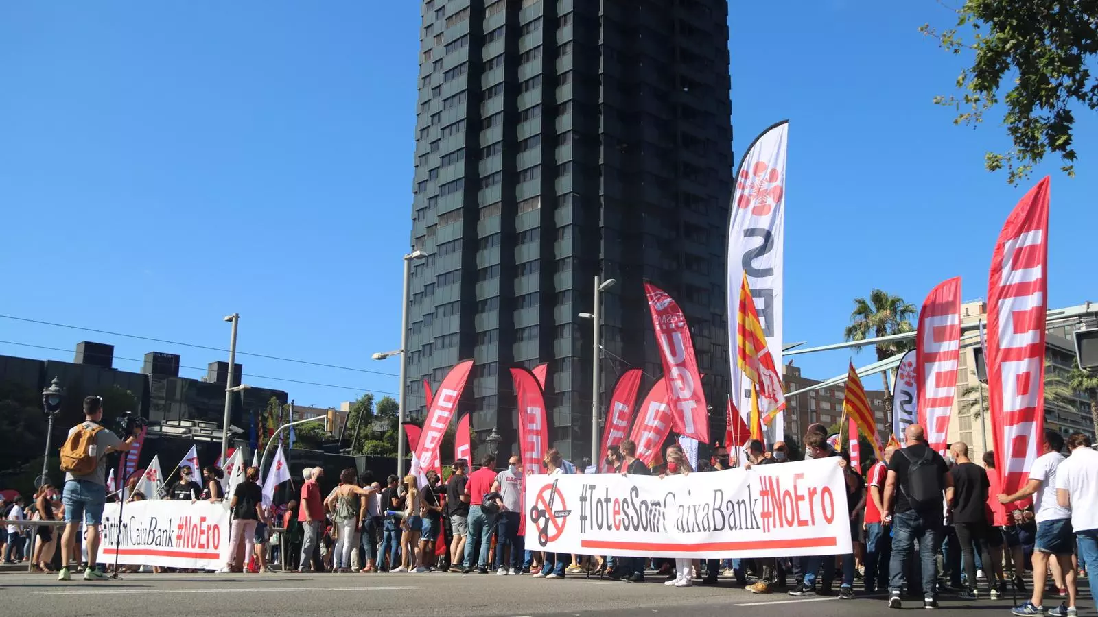 Manifestació dels treballadors de CaixaBank davant la seu del banc a Barcelona, aquest dimarts