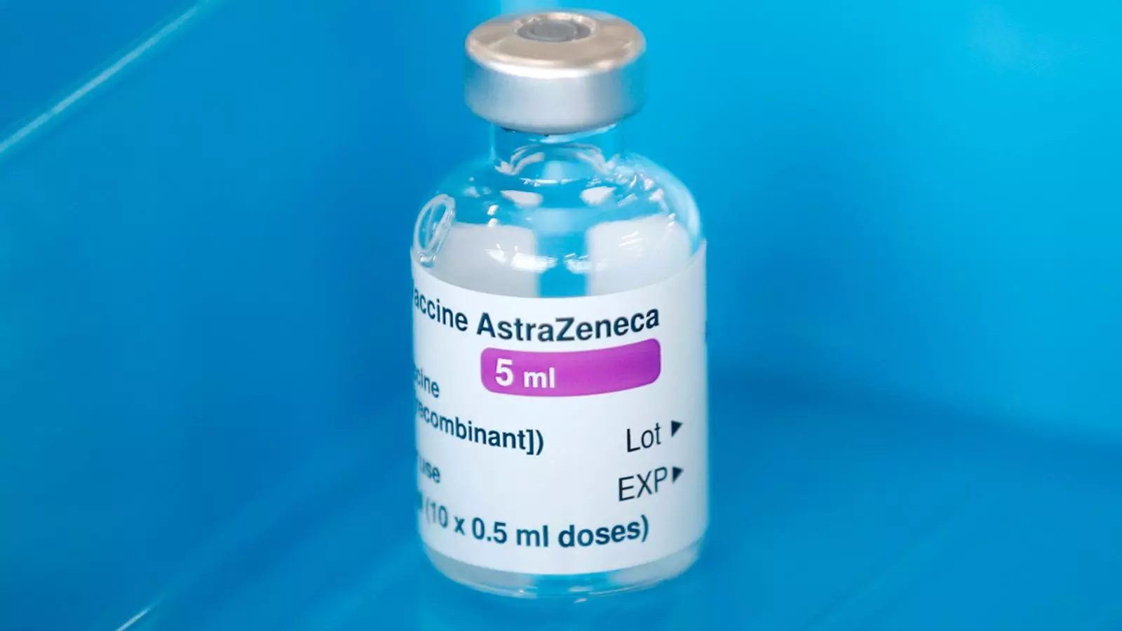 Un vial de la vacuna de Oxford y AstraZeneca