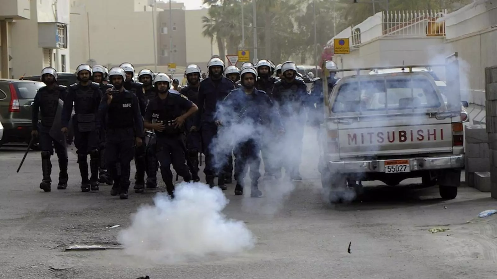 Policia antidisturbis a Ras Roman, un barri de Manama / EFE
