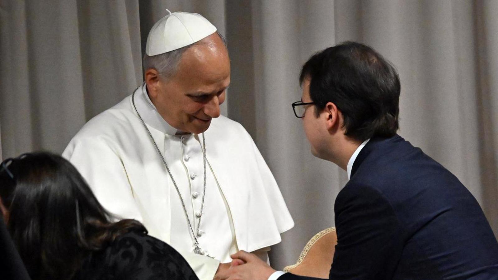 El papa León XIV y el cofundador de Anthropic, Christopher Olah, durante la presentación de la encíclica 'Magnifica humanitas'.