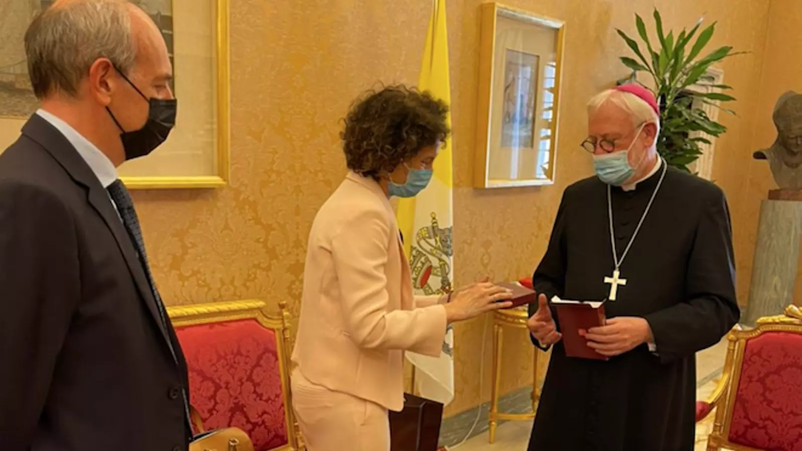 La ministra d'Afers Exteriors, Maria Ubach, amb el secretari per a les relacions amb els Estats de la Santa Seu, Paul Richard Gallagher, aquest dilluns al Vaticà.
