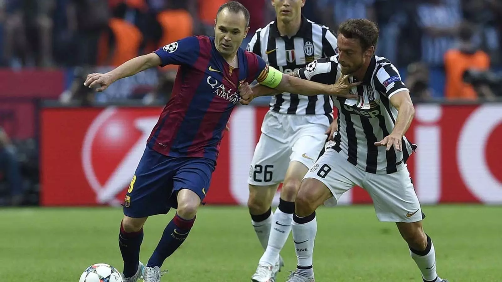 Iniesta lluita una pilota a la final de Champions. AFP PHOTO / LLUIS GENE