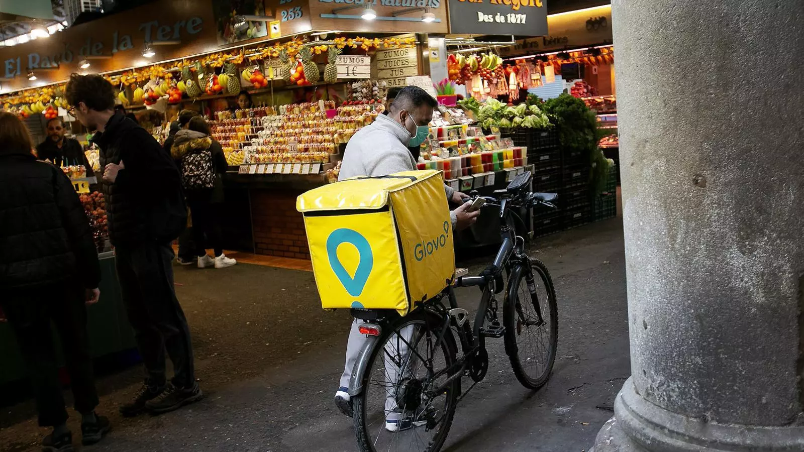 La Inspecció de Treball creu que els repartidors de Glovo són falsos autònoms i els està donant d’alta a la Seguretat Social.