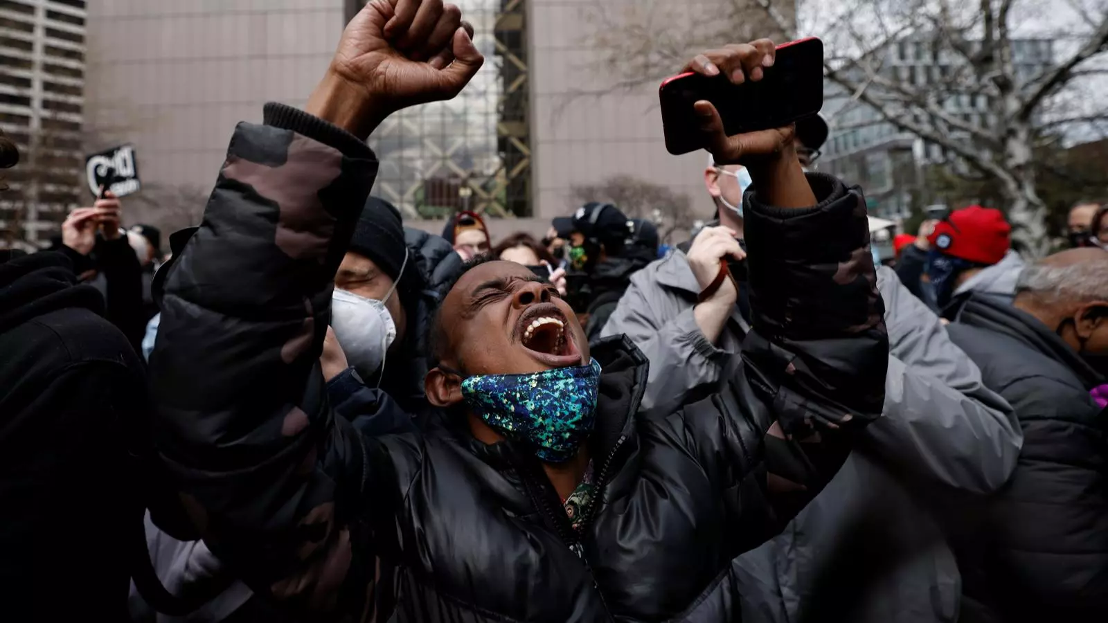 Un manifestante en las protestas contra la violencia policial