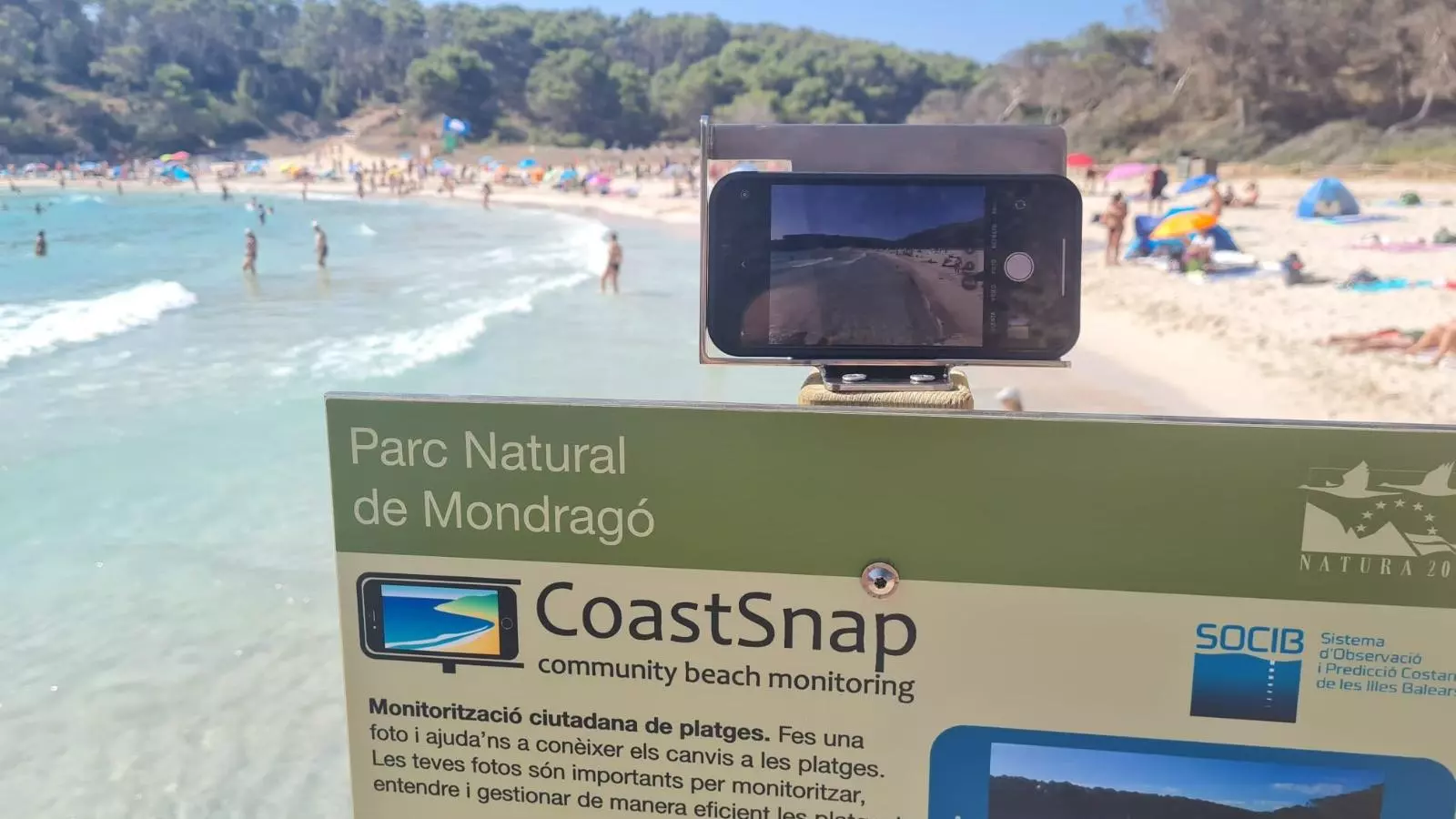 Imatge del suport d'ús públic per recopilar imatges de la platja de l'Amarador.