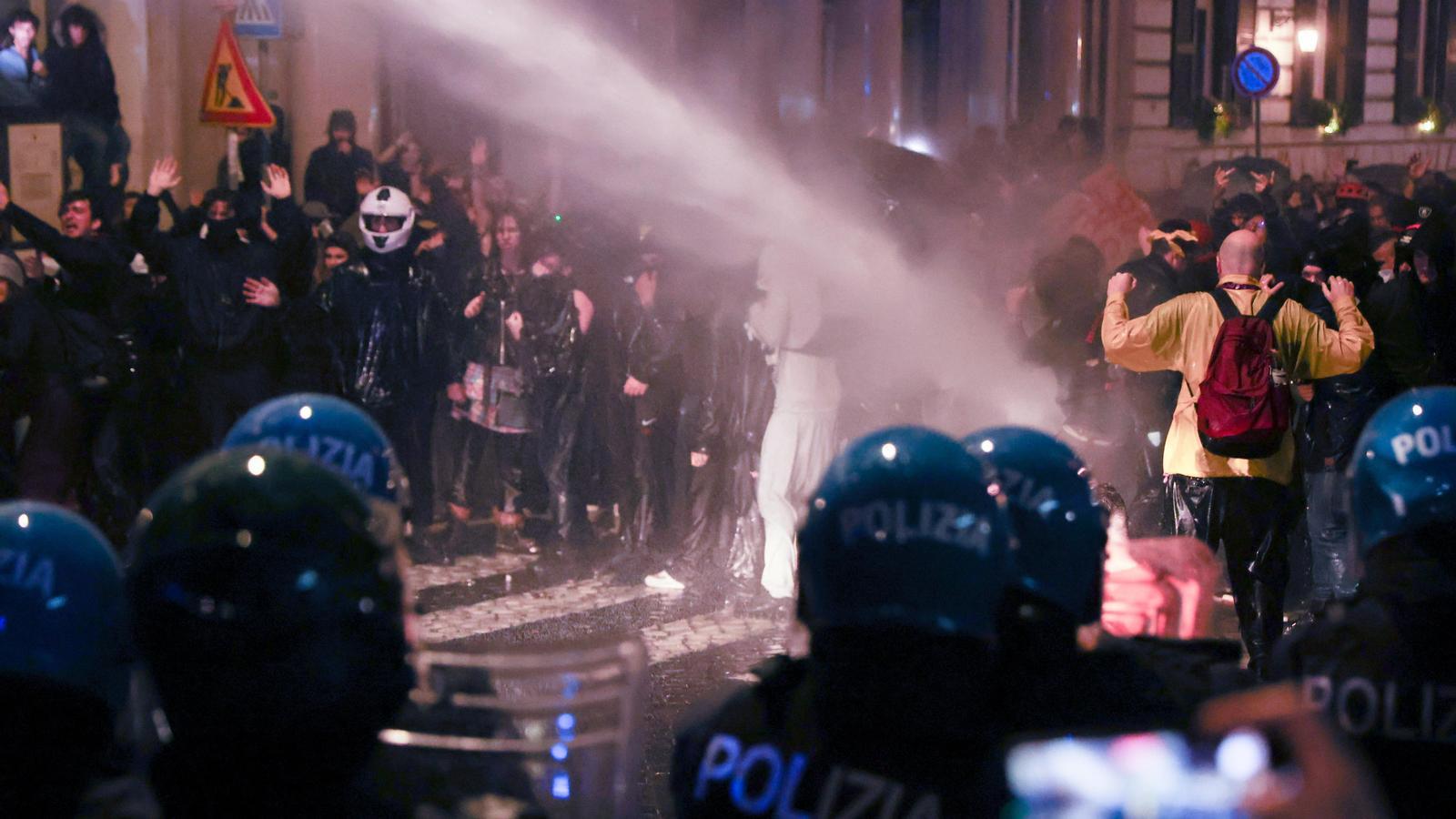 La policía intenta dispersar a los manifestantes en Roma este sábado con cañones de agua.