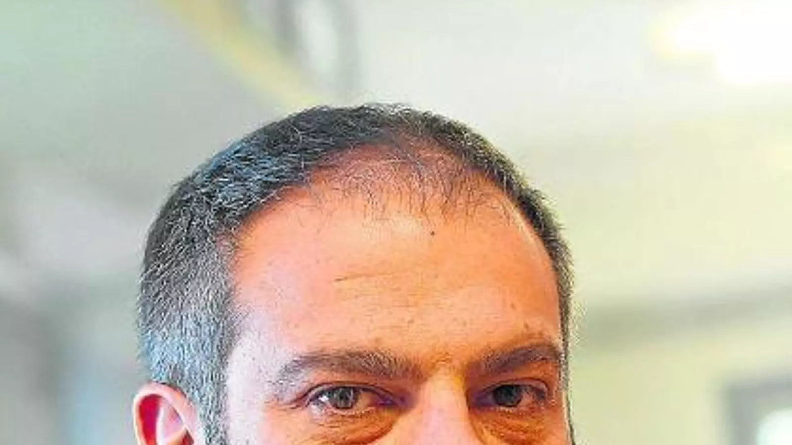 Toni Clapés, Premi Nacional de comunicació el 2013, presenta Versió RAC1, el programa de ràdio líder de les tardes a Catalunya.
