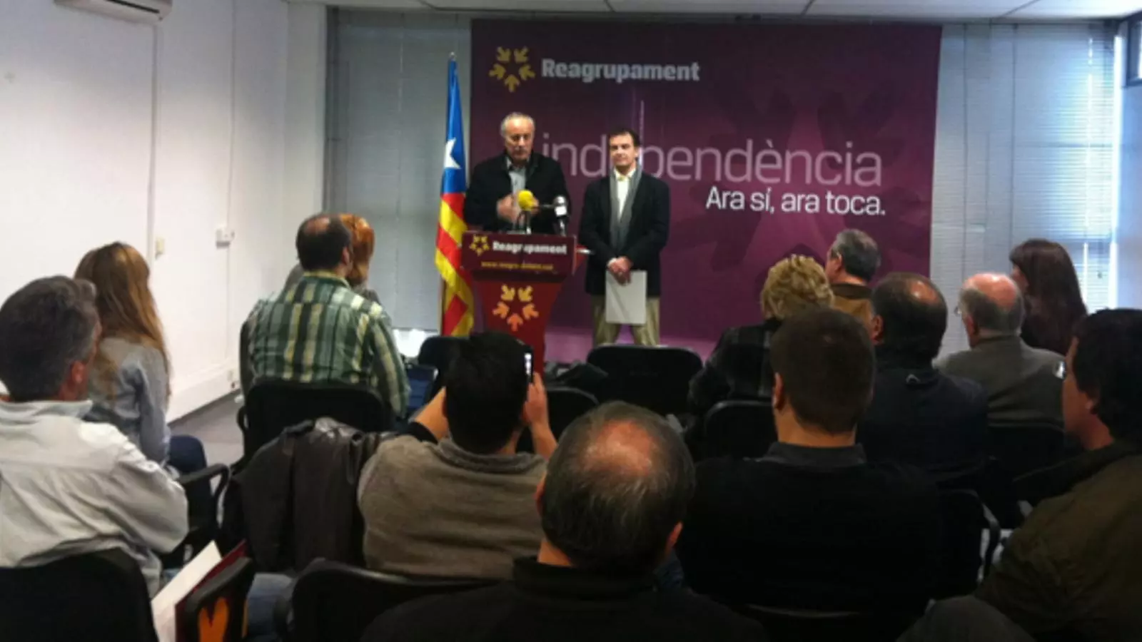 Joan Carreter i Alfred Bosch, presentant la proposició no de llei per a la derogació dels Decrets de Nova Planta, a la seu de RCat