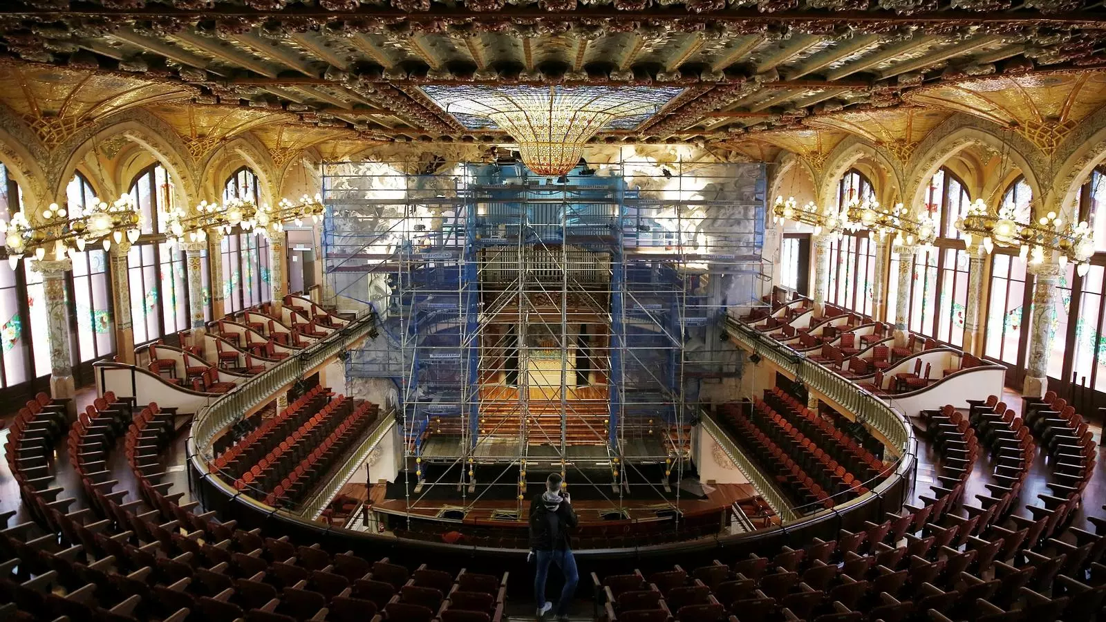 La bastida per restaurar el conjunt escultòric de la boca d'escenari del al Palau de la Música.