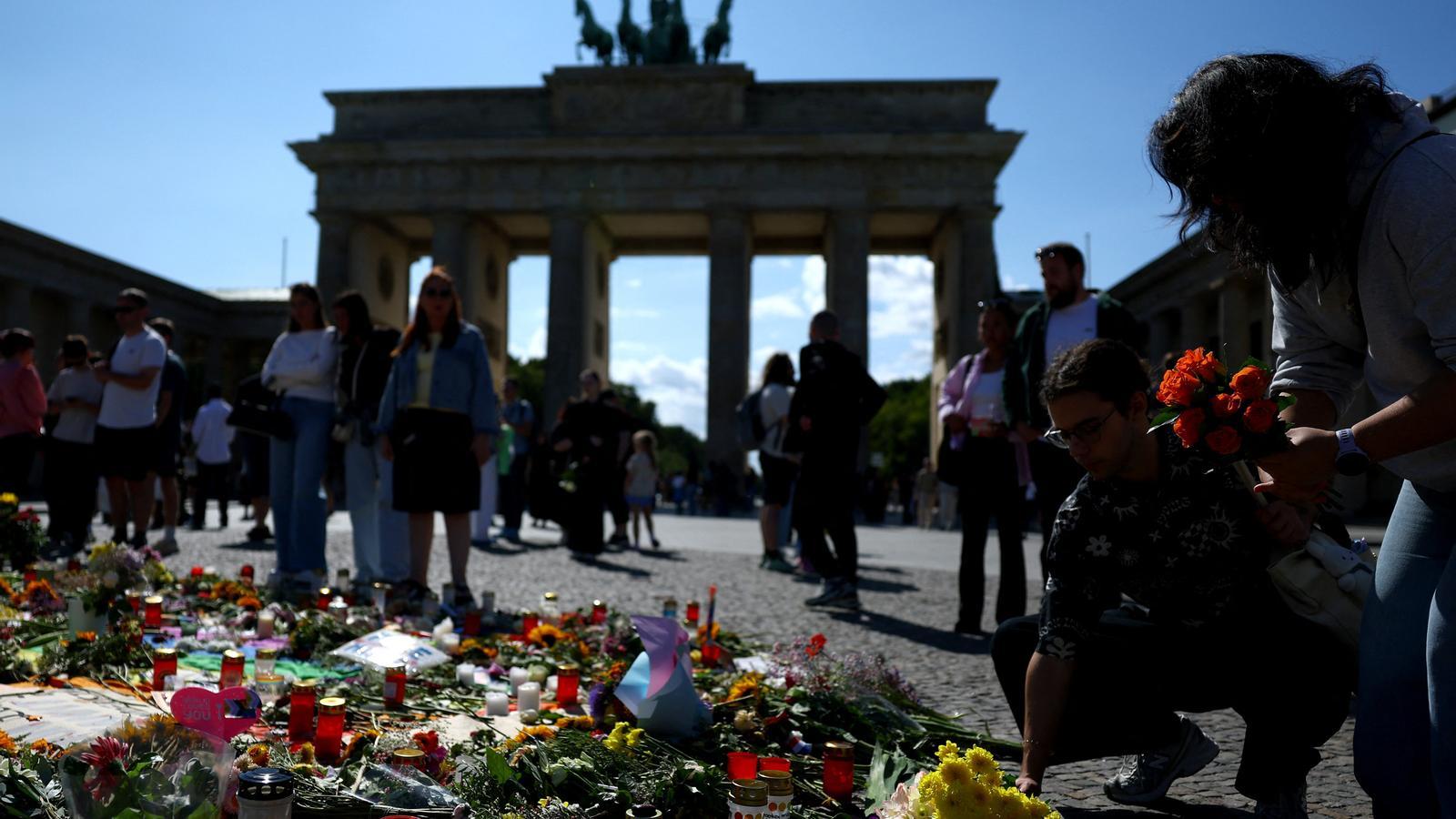 An improvised monument at the Brandenburg Gate, in Berlin, after the mass trampling during the Pride parade.