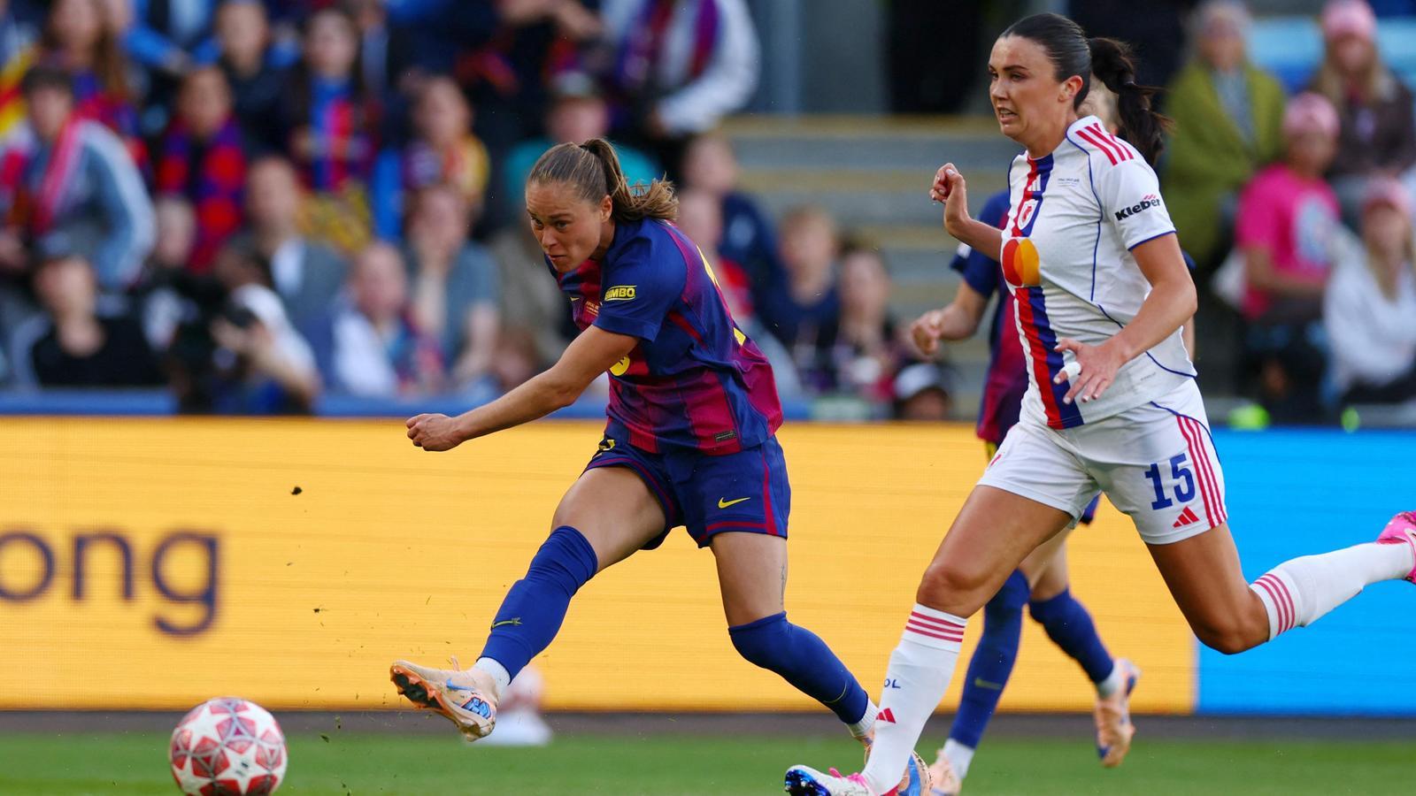 The FC Barcelona forward Ewa Pajor scores the first goal for the blue and garnet team in the Women's Champions League final against Olympique Lyonnais at the Ullevaal Stadion in Oslo.