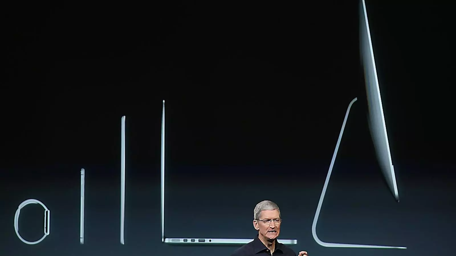 Tim Cook, director general d’Apple, mostra el perfil de tots els productes que ven actualment la marca, des del rellotge fins a l’iMac, durant la presentació de productes d’ahir a la seu de Cupertino (Califòrnia).