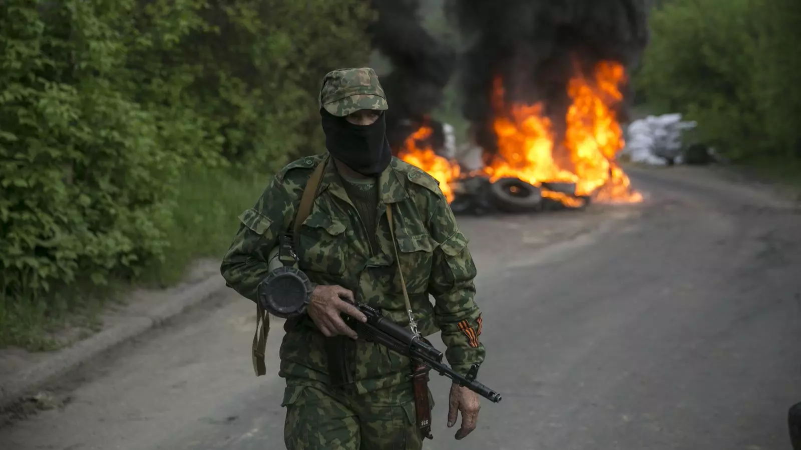 Un milicià pro-rus fa guàrdia en un pnt de control de la ciutat de Slaviansk, al sud-est d'Ucraïna / REUTERS