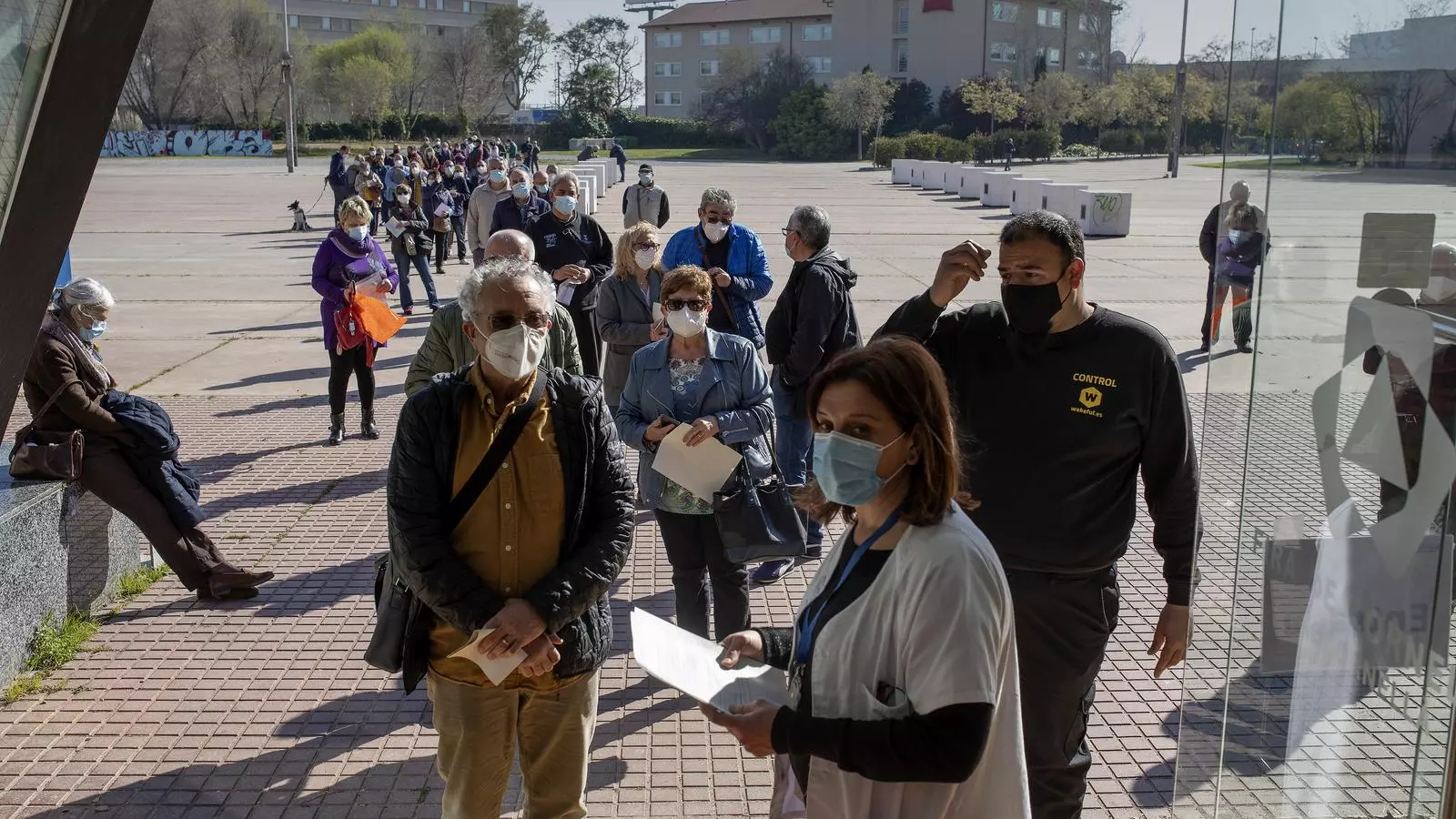 Cues to get vaccinated with AstraZeneca at the Fair of Cornellà yesterday Wednesday