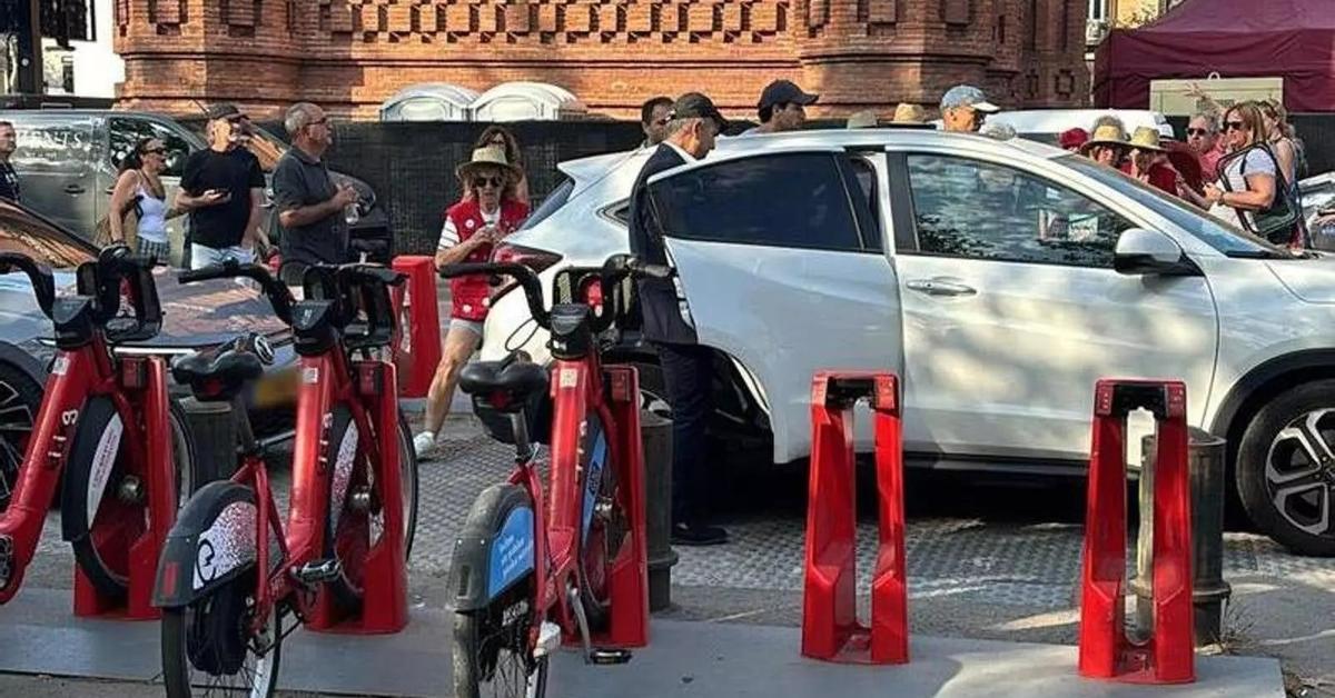 モスソはカルレス・プッチデモンの逃亡を助けた警官3人を停職処分にした