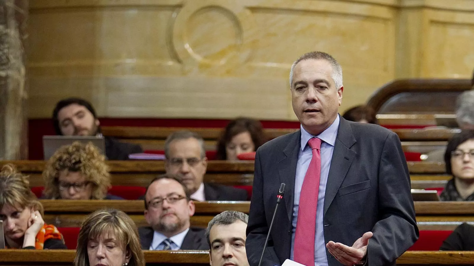 UN ACORD SÒLID PER TENIR FORÇA A MADRID
Pere Navarro durant la seva intervenció ahir al Parlament. El president, Artur Mas, el va convidar a fer pinya en la defensa del dret a decidir per fer un front comú a l'hora de negociar amb els partits espanyols.