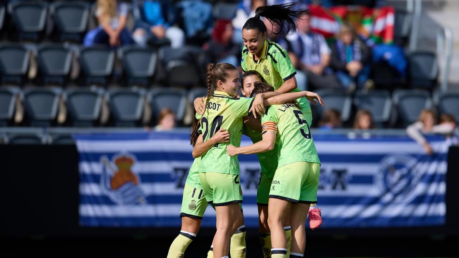 The Espanyol players celebrate the goal on the Real Sociedad field
