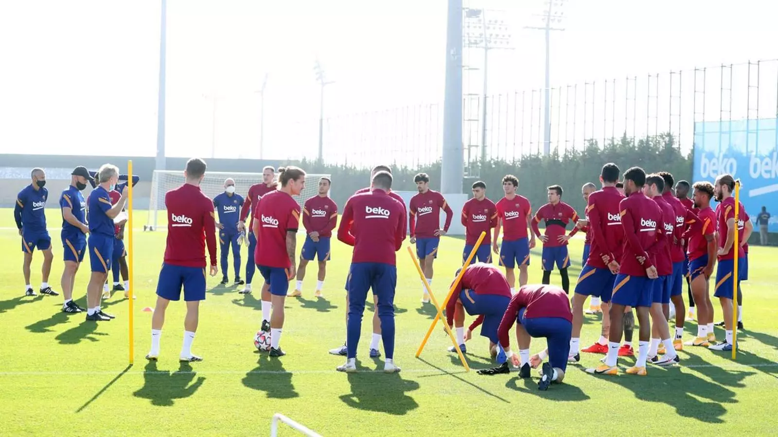 Els jugadors del Barça escoltant les indicacions del cos tècnic durant un entrenament.