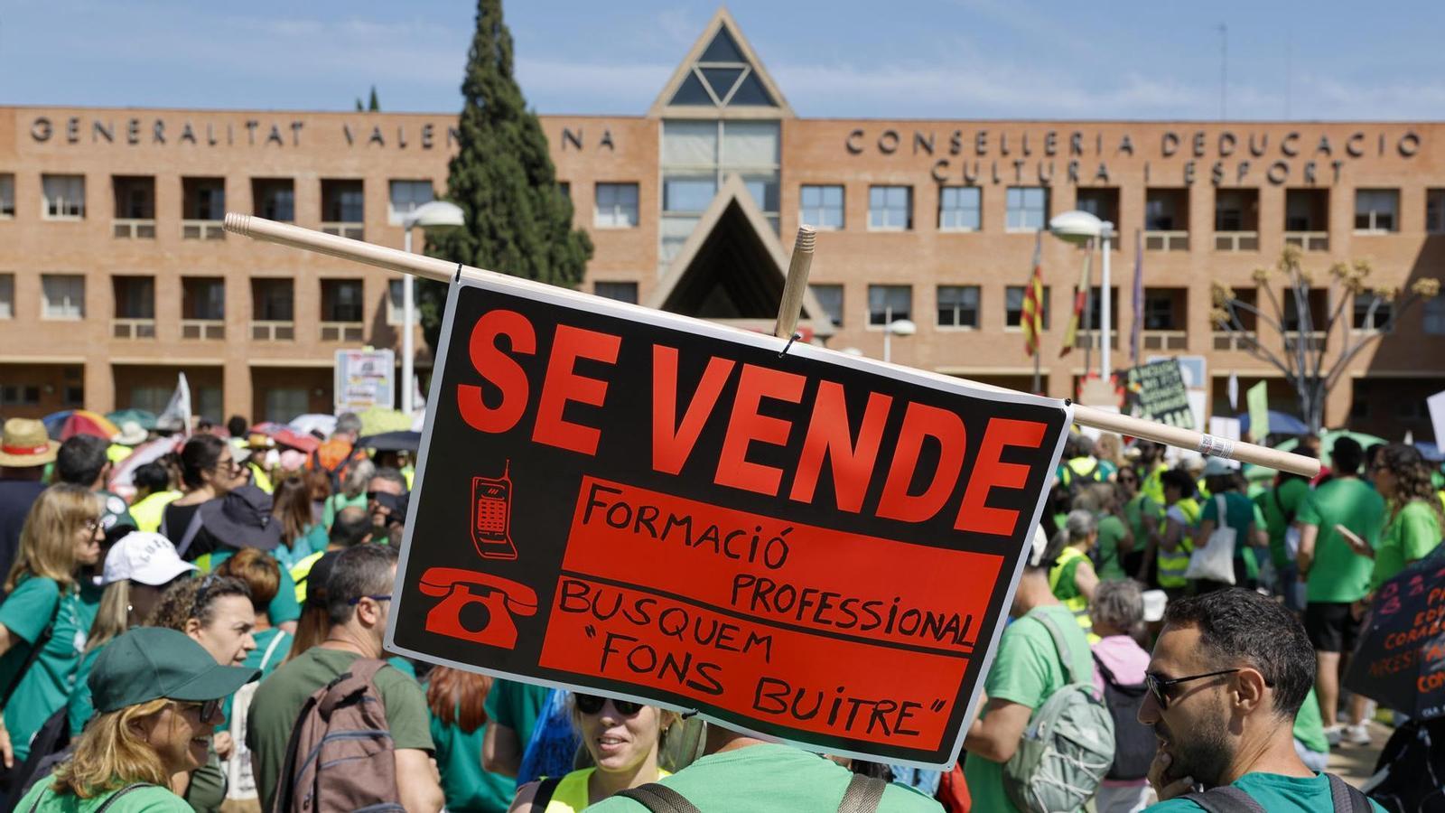 Concentration of teachers at the doors of the headquarters of the Ministry of Education in the city of Valencia on the occasion of the indefinite strike initiated on May 11.