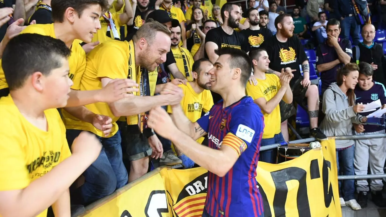 Sergio Lozano celebra la victòria dels 'play-offs' amb la grada del Palau