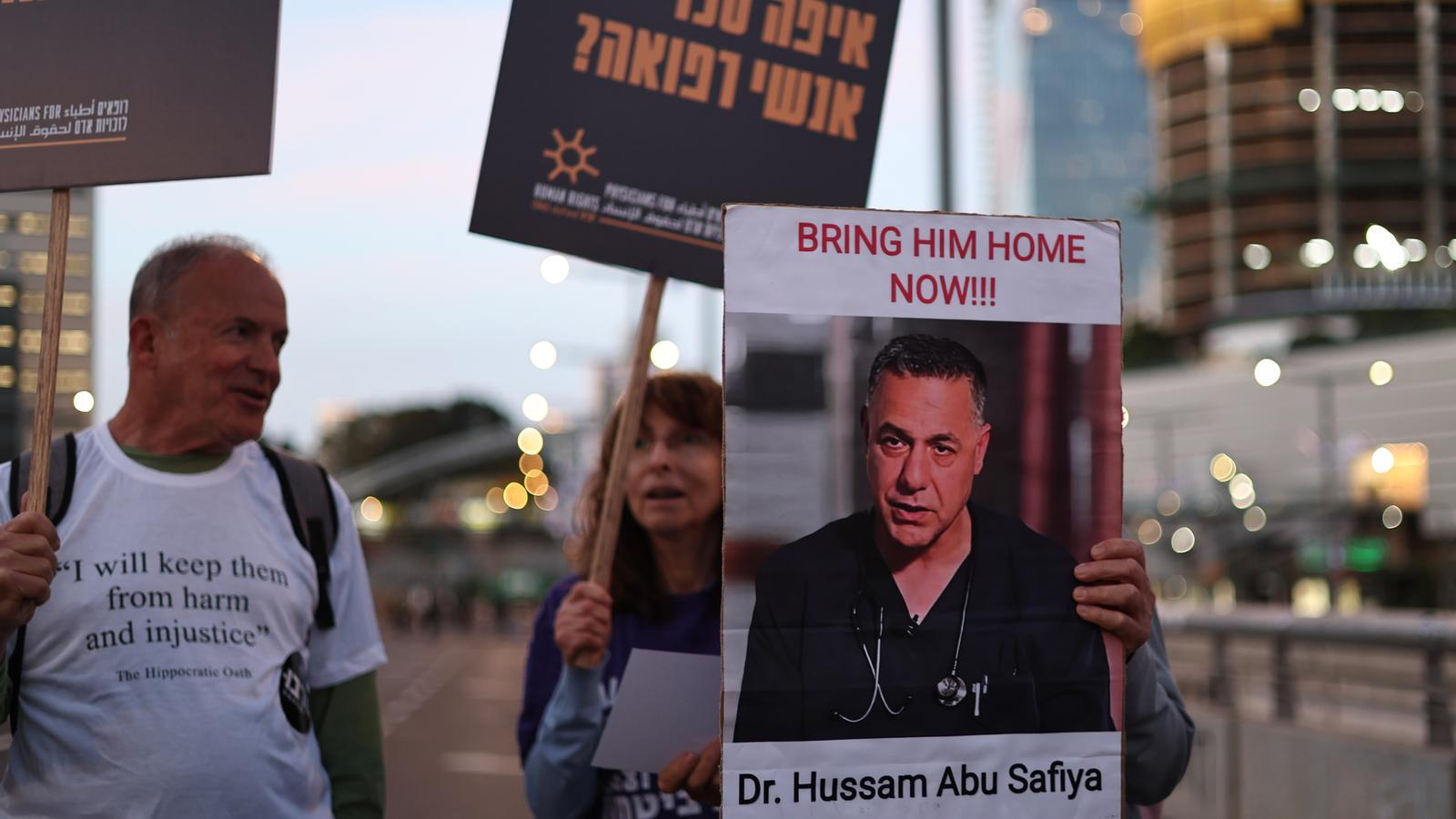 Protesta en Tel Aviv para pedir la liberación del doctor Hussam Abu Safiya, en abril de 2025.
