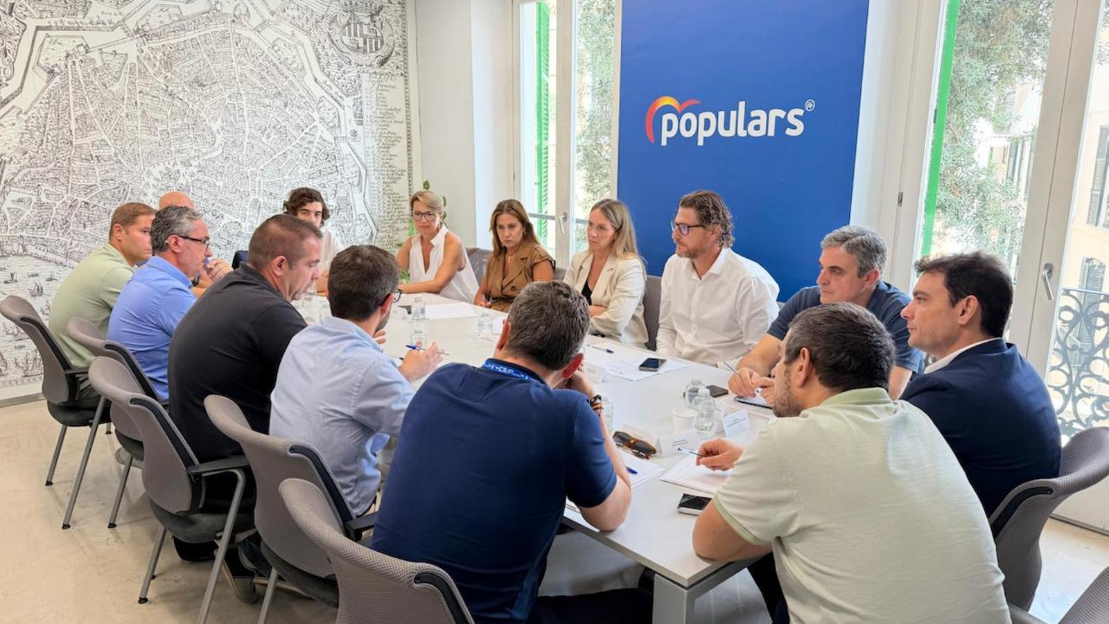 Alma Ezcurra en una reunió amb representants del PP balear